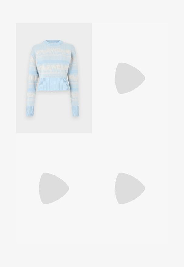 Sweter szydełkowy w jasnoniebieskim kolorze z kremowym napisem logo. Posiada prążkowany dół i mankiety, długie rękawy oraz okrągły dekolt. Krótki fason.; Różowe dresy z elastycznym pasem, zdobione dekoracyjnymi łatkami w kształcie diamentów po lewej stronie oraz elastycznymi mankietami na kostkach.; Czarne skórzane baletki z zaokrąglonym noskiem, gładką fakturą, minimalnymi przeszyciami i elastycznym designem podeszwy.; Brązowa skórzana torebka na ramię z klapką, złotymi detalami, paskiem na ramię i gładką teksturą. Kompaktowy prostokątny kształt.