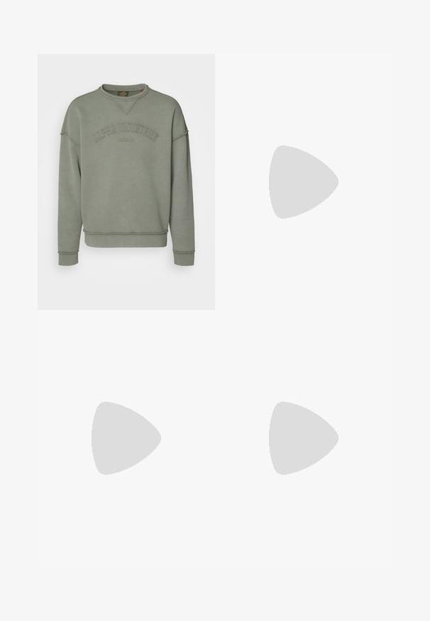 Zielona bluza polaru z prążkowanymi mankietami i dołem. Z przodu umieszczony jest wytłoczony tekst "ALPHA INDUSTRIES" oraz surowe wykończenie szwów.; Biała bawełniana koszulka z okrągłym logo na klatce piersiowej. Okrągły dekolt, krótkie rękawy, luźny krój, z czerwonymi i czarnymi akcentami.; Oliwkowe spodnie cargo wykonane z mieszanki bawełny, z elastycznym paskiem w talii, sznurkiem do regulacji oraz dwoma bocznymi kieszeniami z klapkami.; Jasno beżowe buty sportowe z siateczkową i zamszową teksturą. Posiadają logo, sznurowany design i wyściełaną podeszwę. Noszone z białymi skarpetkami.