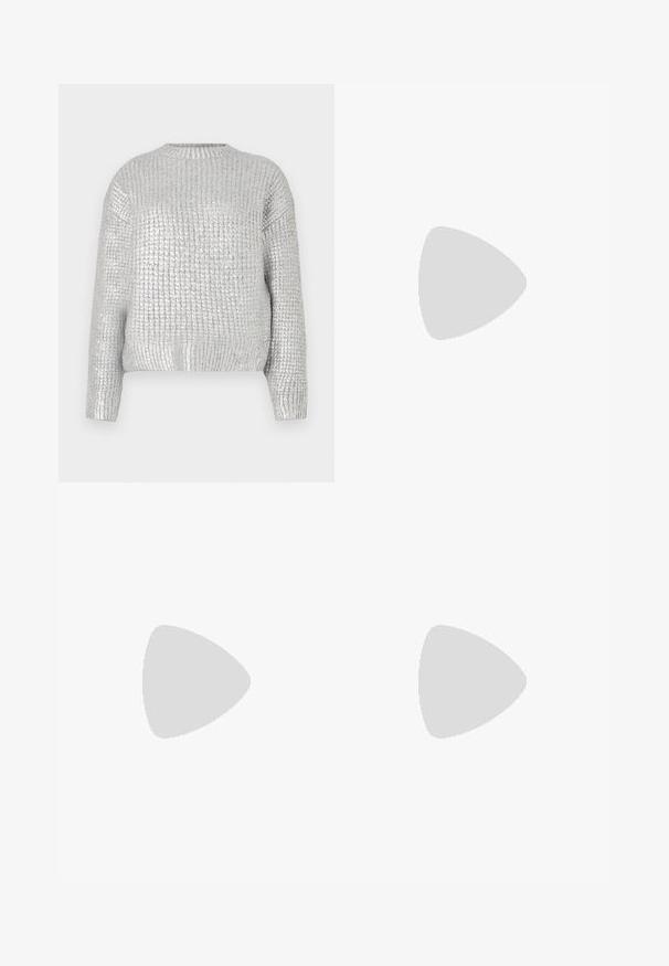 Pull en tricot argenté avec un design texturé à côtes, un col rond et des manches longues. Le tissu a une finition brillante et réfléchissante.; Pantalon évasé en faux cuir noir avec une texture lisse, une taille haute et sans matériel ou embellissements visibles. Design de jambe droite.; Bottes de cowboy en cuir marron avec un bout pointu et un talon bloc, présentant des coutures détaillées et des accents en relief sur la tige.; Lunettes de soleil style œil de chat avec une monture en écaille de tortue noire et orange, verres marron et pointes effilées et élégantes. Présente un logo minimaliste sur la branche.