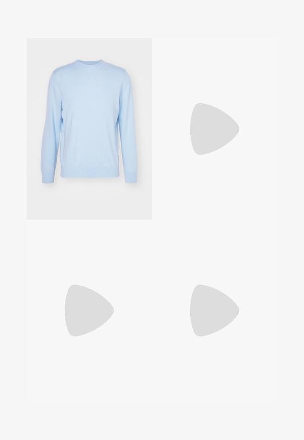 Hellblauer Rundhals-Pullover aus weichem Strickmaterial. Verfügt über lange Ärmel sowie gerippte Bündchen und Saum. Glatte Textur mit einfarbigem Design.; Weißes Baumwoll-T-Shirt mit Rundhalsausschnitt, kurzen Ärmeln und lockerer Passform. Hat ein schlichtes Design ohne Muster oder Akzente.; Next STRIPE-REGULAR FIT - Chino - charcoal grey; Schwarze Lackleder Slipper mit einem weißen Lederakzent, dicker Gummisohle mit schwarzem Profil und gesteppten Details. Glatte Textur mit glänzendem Finish.; Schwarze Reisetasche aus strapazierfähigem Stoff mit glatten Ledergriffen, zylindrischer Form, sichtbarem Reißverschluss und einem kleinen Markenschild auf der Vorderseite.