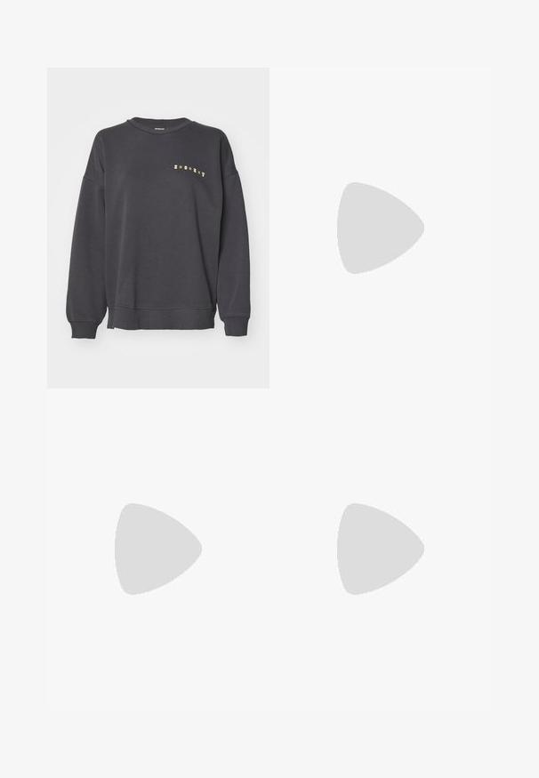 Sudadera gris oscuro con cuello redondo acanalado, hombros caídos y un corte relajado. Presenta letras impresas en amarillo en el pecho.; Falda midi de mezclilla en azul claro, con rayas laterales, una cinturilla ajustada y bolsillos frontales. La textura desgastada añade detalle.; Zapatos planos blancos con ribetes y suela negra, combinados con calcetines acanalados de color púrpura claro que presentan tiras blancas entrelazadas. Ambientado sobre un fondo verde.; Pendientes de aro de plata con un acabado suave y brillante, diseño minimalista y cierre seguro en la parte superior.