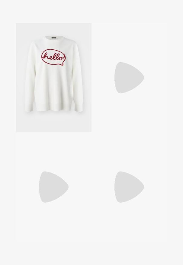 Pull blanc avec un motif de bulle de dialogue rouge brodé contenant le mot "bonjour". Encolure ras du cou simple et finitions côtelées aux poignets et à l'ourlet.; Jeans blancs taille haute avec une coupe large, en denim ; comportent cinq poches, des rivets en cuivre et une fermeture éclair.; Sandale blanche à talons hauts avec un talon épais, présentant un design à lanières et un lien autour de la cheville. Texture lisse avec une plateforme à l'avant pour une hauteur supplémentaire.; Sac à épaule blanc avec une finition texturée, une accentuation par une boucle centrale et une forme courbée. Fermetures éclair des deux côtés.