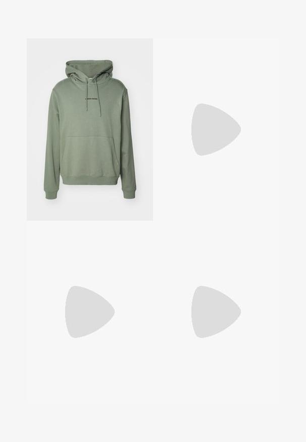 Björn Borg CLASSIC HOODIE - Hoodie - agave green; Svart bomull t-skjorte med korte ermer, rund hals og en liten grønn logo på venstre brystlomme. Enkelt design, normal passform.; Sorte bukser laget av bomullsblandet stoff, med rett snitt, elastisk midjebånd med knapp, og uten synlige mønstre eller detaljer.; Svarte lær sneakers med hvit gummisåle, med grønt krokodillelogo og runde snører, elegant design med glatt tekstur.