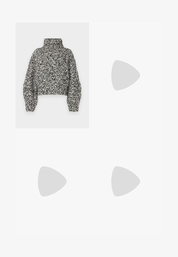 Suéter de cuello alto de ganchillo en blanco y negro, con un patrón texturizado en forma de diamante, longitud corta y puños y dobladillo acanalados.; Pantalones de pierna ancha negros con cintura alta, que presentan pliegues en la parte delantera, una textura suave y un acabado a medida. Diseñados para un ajuste relajado.; Zapato de tacón alto de cuero negro con puntera afilada y un tacón redondeado y abombado. Textura suave con un diseño elegante y minimalista.; Clutch de cuero negro con textura arrugada, marco de metal en tono plateado, cierre de beso y cadena para colgar. Superficie suave y lisa.