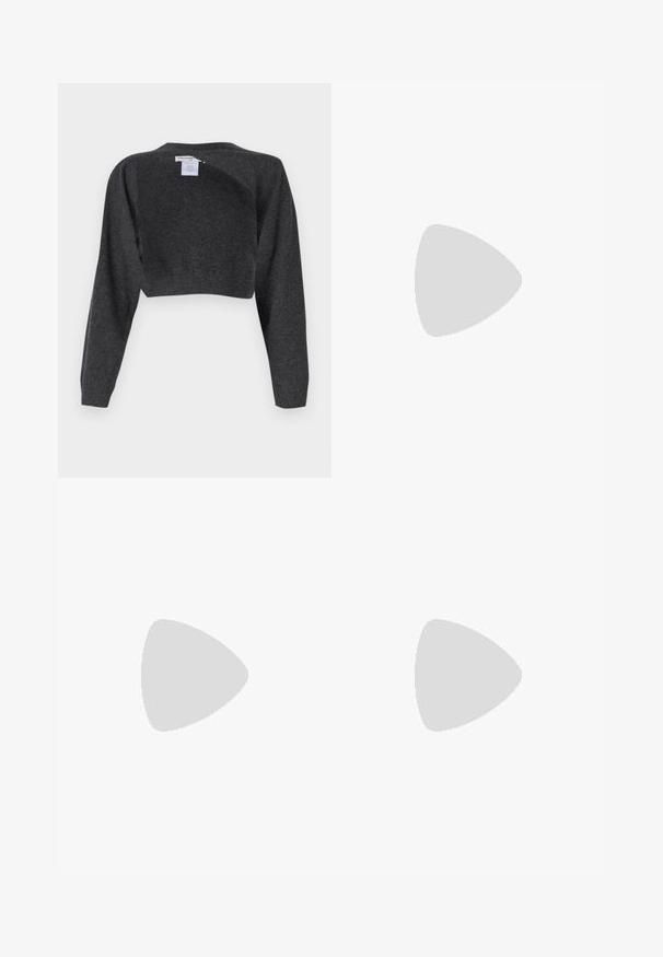 pure cashmere - Sweter; Norma Kamali - Długa spódnica; Czarne szpilki z ostrym noskiem, pokryte teksturą skóry krokodyla, charakteryzujące się eleganckim wzornictwem, wysokim obcasem w stylu stiletto oraz gładkim czarnym wnętrzem.; Czarna kopertówka w wzór krokodyla z srebrnymi akcentami, trzymana na szarym, teksturowanym tle. Posiada błyszczącą powierzchnię.