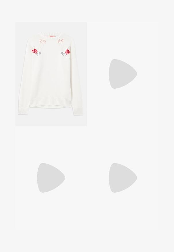 Vitt stickat tröja med broderade figurer i röd och blå. Rund hals, ribbade ärmslut och nederkant. Mjuk struktur, avslappnad passform.; Vit bomull t-shirt med kort ärm, rund halsringning, avslappnad passform och söm i nederkant. Etikett synlig på insidan av halsen.; Vita vida-byxor gjorda av bomull med en slät textur. Har en framknapp, gylf med dragkedja och fyra fickor.; Svart patenterat läder slingback pumps med spetsig tå, smal klack och en subtil utskärning. Har en guldbuckle på remmen.