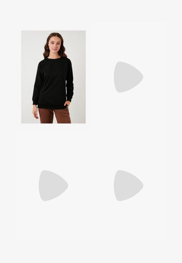 LELA Felpa - black; Pantaloni culotte neri in poliestere con una cintura elastica, due pieghe frontali e una silhouette ampia. Nessun motivo visibile o dettagli in metallo.; Sandali con tacco in vernice nera, con punta squadrata, cinturini alla caviglia e fibbie in argento. Presentano un tacco a blocco spesso per maggiore stabilità.; Borsa tote in pelle nera con texture liscia, forma rettangolare e due manici lunghi. Nessun hardware o decorazione visibile.