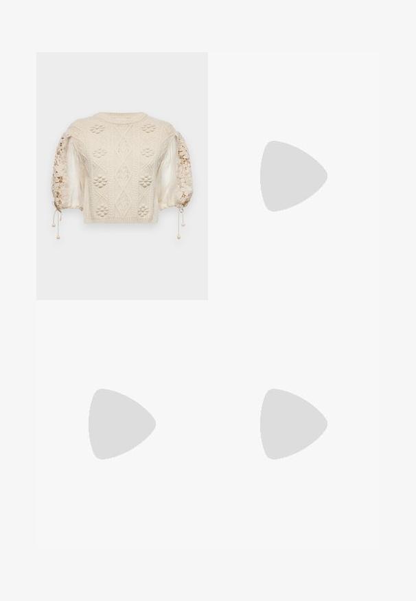 Sea BENTE COMBO SWEATER - Svetr - cream; Světle modré džíny s rozšířenými nohavicemi, pěti kapsami, poutky na opasek, zapínáním na knoflík a mírně vybledlou texturou, s červeným logem na zadní straně.; Černé kožené baletní byty s kulatou špičkou, hladkou texturou, minimálními švy a flexibilním designem podrážky.; Hnědá kožená kabelka s klopou, zlatými kovovými detaily, ramenním popruhem a hladkým povrchem. Kompaktní obdélníkový tvar.