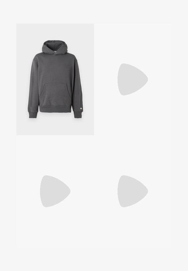 Sudadera con capucha gris, con un bolsillo canguro frontal, puños de canalé y capucha con cordón. Presenta un discreto detalle del logo en el pecho.; Camiseta de manga larga con un estampado de camuflaje gris y verde apagado, hecha de tela suave con un escote tipo barco y un corte relajado.; Pantalones cortos de carga grises con cintura elástica, cierre de cordón, dos bolsillos laterales y dos grandes bolsillos de carga. Textura de tela suave.; Zapato de senderismo de ante beige con suela de goma negra, acentos texturizados y cordones reflectantes. Cuenta con una pestaña de agarre para facilitar su colocación.