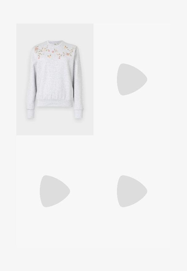 Lys grå genser med lange ermer, ribbestrikkede mansjetter og hem. Har blomsterbroderi i rosa og grønn over brystområdet.; Lys blå, høy livet vide ben jeans med fem lommer, knappelukking og beltehemper, sammen med en tettsittende hvit langermet topp.; Sorte lakk lær sko med en kraftig plattformsåle og tykke snører. Avrundet tå, minimal detaljering, og en liten hæltab bak.; Metallinnrammede solbriller med ovale grønne linser. Tynn sølvfarget metallramme og svarte øreplugger. Minimalistisk design, ingen synlige logoer.