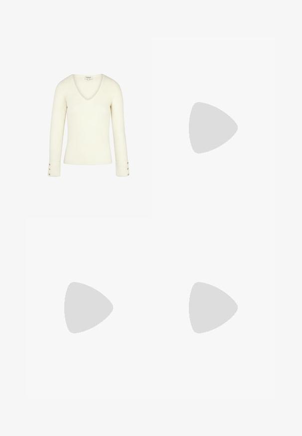 Weißer, gerippter V-Ausschnitt-Pullover mit langen Ärmeln und goldenen Knopfdetails an den Manschetten. Weicher Stoff und figurbetontes Design.; Schwarze weit geschnittene Hosen mit glatter Textur, hoher Taille und klarem Design. Keine sichtbaren Taschen oder Verzierungen.; Schwarze Leder-Ankle-Boots mit spitzer Zehenform, klobigem quadratischem Absatz und schlankem Design. Verfügt über elastische seitliche Einsätze für leichtes An- und Ausziehen.; Silberne Creolen mit minimalistischem Design. Rundform, glatte Oberfläche und dünnes Profil. Leichtgewichtig mit hochglänzender Oberfläche.