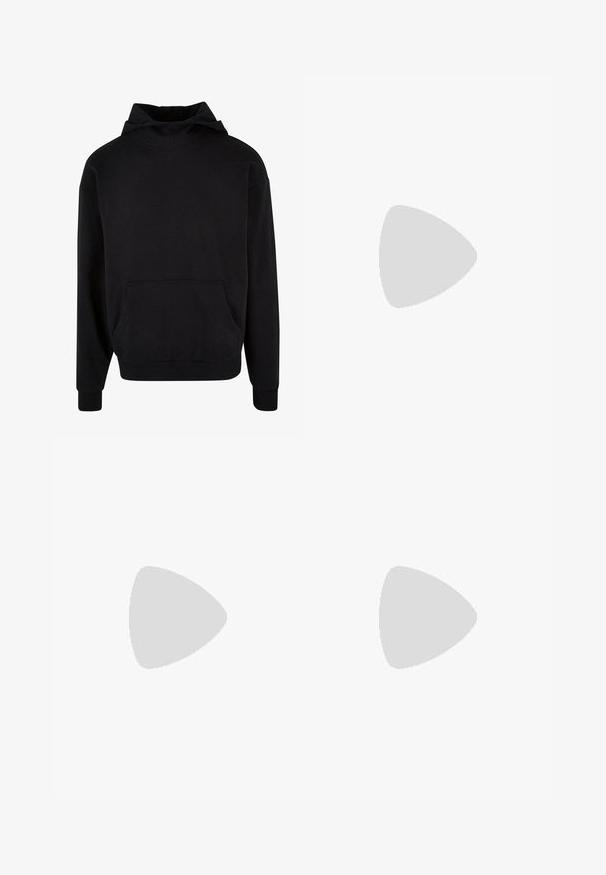 Svart hettegenser laget av mykt stoff, med kengurulomme, ribbede mansjetter og avslappet passform. Glatt tekstur, minimalistisk design.; Hvit bomull t-skjorte med korte ermer, rund utringning, avslappet passform, og ingen synlige logoer eller mønstre. Glatt tekstur og minimalistisk design.; Sorte bukser med plisseret frontdesign, lavet af glat stof. Har knaplukning og bæltesløjfer; rett-bukser.; Hvit lær sneakers med snøring, teksturert overflate og tykk hvit gummisåle med emnerte kanter for grep.; Metallinnrammede solbriller med ovale grønne linser. Tynn sølvfarget metallramme og svarte øreplugger. Minimalistisk design, ingen synlige logoer.