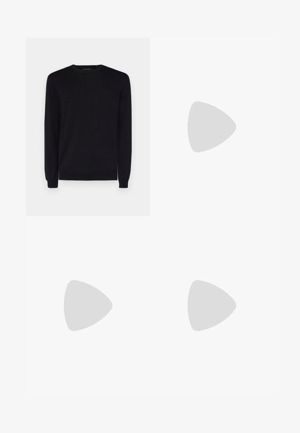 Černý svetřík s kulatým výstřihem vyrobený z hladké tkaniny, s dlouhými rukávy a ribbovanými manžetami a lemem. Klasický design, minimální detaily.; Modré denimové džíny s přímým střihem, pětikusovém stylu a klasickým pasem s knoflíkem a zipem.; Černé nízké tenisky s bílými pruhy, černými tkaničkami, texturovanou černou podrážkou a bílým akcentem na patě, značkované "JACK & JONES" na boční straně.; Černá látková ledvinka s zaobleným tvarem, přední kapsou na zip a hladkým povrchem. Žádné viditelné vzory ani akcenty. Lehké provedení.