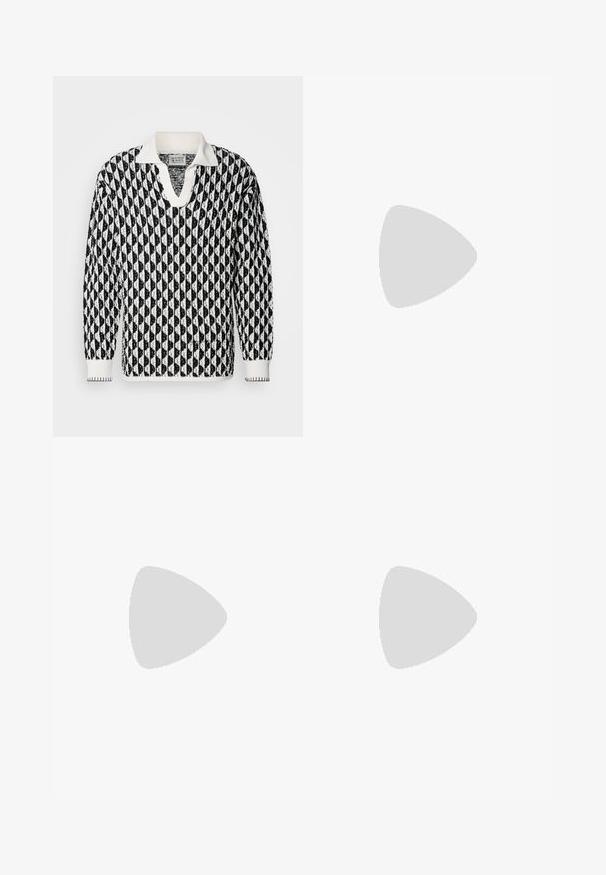 Scotch & Soda TEXTURED DROPPED SHOULDER LONG SLEEVE POLO - Striktrøje - white; Beige bukser lavet af glat stof, med en lige ben-design, en frontlukning med knap og diskrete foldedetaljer foran.; Sorte læder loafers med rund tå, der har et syet design, lav platformssål og en struktureret, skridsikker gummisål.; Sort duffel bag lavet af tekstureret syntetisk materiale. Har to håndtag og en justerbar skulderrem. Enkel design uden synlige mønstre.