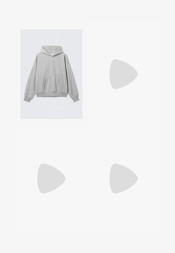 Felpa con cappuccio grigio chiaro, a maniche lunghe, con tasca frontale tipo kangaroo, polsini e orlo a costine, poggiata su uno sfondo chiaro.; Maglietta bianca in cotone con maniche corte, scollatura rotonda, vestibilità comoda e senza loghi o motivi visibili. Texture liscia e design minimale.; Jeans a vita alta, dal taglio ampio in denim nero sbiadito. Presentano cinque tasche, passanti per cintura e un design dritto e pulito.; Sneaker grigia e bianca con tomaia in suede e pelle, punta arrotondata, lacci piatti e soletta in gomma con un accento color caramello.