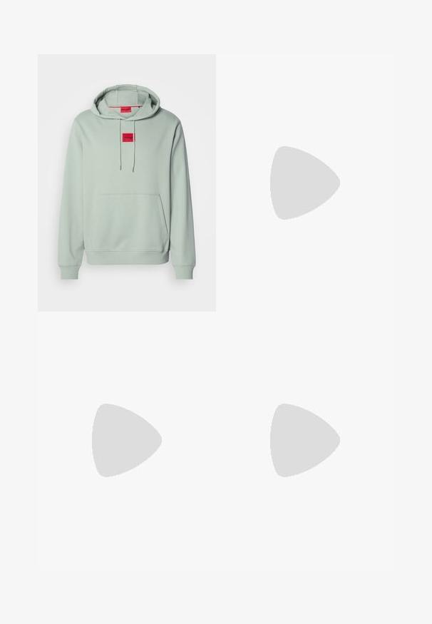 Sweatshirt verde claro com capuz, com um bolso canguru frontal e emblemas vermelhos "HUGO" no peito e no interior do colarinho.; T-shirt preta de manga curta feita de um tecido macio, com um decote redondo e um logo discreto na frente. A parte interior do colarinho tem um detalhe laranja.; Jeans de ganga azul claro com corte de perna reta, detalhes desgastados e lavagem desbotada. Design padrão de cinco bolsos com fecho de botão.; Sapatilha preta com parte superior em couro liso, bico arredondado, cadarços planos, colarinho almofadado e design minimalista. Sola de borracha com padrão de tração discreto.