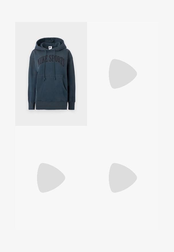 Hoodie Nike bleu foncé avec une grande poche kangourou, des cordons de serrage et un logo brodé "NIKE SPORTS" sur la poitrine. Texture de tissu douce.; Pantalons de sport larges blancs avec une taille côtelée et un discret logo. Tissu lisse avec une coupe décontractée et un bas effilé.; Baskets Nike blanches avec un swoosh noir, à lacets à l'avant et semelles blanches avec des accents bleus. Portées avec des chaussettes blanches montantes sur un pantalon vert.; Sac hobo en cuir noir avec une texture froncée, présentant une forme lisse et arrondie ainsi qu'une large anse courbée pour un transport facile.