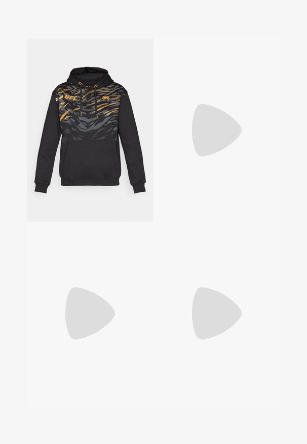 Sweatshirt preto com um padrão cinza e dourado na seção superior. Apresenta um bolso frontal e capuz ajustável com cordão.; T-shirt preto de mangas longas, feito de algodão, com decote redondo. Apresenta um pequeno logótipo branco na área esquerda do peito. Design simples e ajuste confortável.; Calças cargo pretas em nylon com fechos de correr removíveis, punhos ajustáveis, múltiplos bolsos e um logótipo na perna direita. Textura suave e leve.; Sapatilha atlética beige e creme com parte superior em malha texturizada, sobreposições de suporte e sola de borracha com um padrão de cravo para tração.