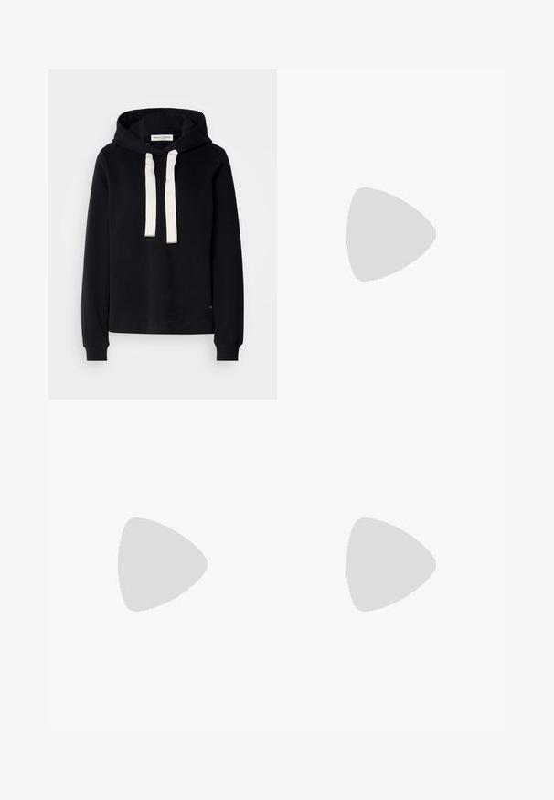 Svart hettegenser med frontlomme, hvite snorer og ribbede mansjetter. Har en logomerking nær kanten.; Langermet hvit T-skjorte i myk, lett stoff; har rund hals og en litt avslappet passform; merket synlig på siden.; Høyt liv, vide jeans i mørk blå denim med en jevn tekstur, kontrastsøm og fem-lommers design. Frontlukkning med knapp.; Lave sneakers med en hvit syntetisk overdel, rosa og grå semsket skinndetaljer, teksturert hvit gummisåle og fargerike snørebånd.