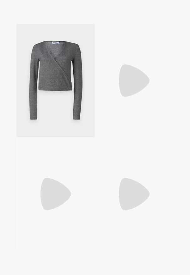 Grijze, lange mouwen wikkeltop in zachte, gestructureerde stof. Heeft een V-halslijn en een cropped ontwerp, wat een getailleerde silhouet creëert.; Zwart flared rok van zacht stof. Heeft een getailleerde taille en een golvende zoom, wat een gelaagd uiterlijk creëert.; Rode leren platte schoen met een spitse neus, voorzien van een zijkant band met een metalen gesp en een lage zwarte hak. Gladde textuur overal.; Zonnebril met grijze gradientlenzen, gouden metalen montuur en zwarte plastic accenten. Unieke vlinder-vormige lenzen met dunne pootjes.; Zwarte leren tas met een geraffineerde bovenkant, trekkoordsluiting, dubbele handgrepen en lange schouderbanden. Gladde textuur en minimalistisch ontwerp.; Zilveren creolen met een gedraaide ontwerp, voorzien van een gepolijste afwerking en een post-back sluiting. Meet ongeveer 3 cm in diameter.