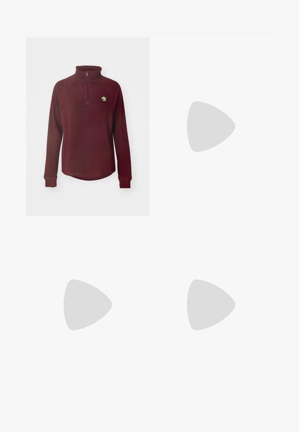 ONLY Play ONPINO - Felpa in pile - windsor wine; Top a tubo aderente blu navy, realizzato in materiale morbido ed elastico; presenta un design semplice e senza cuciture con orlo uniforme alla base.; Gonna nera a balze con tre strati di volant e un motivo floreale testurizzato. Vita elastica per comfort e vestibilità.; Infradito beige con punta aperta, suola piatta e dettagli decorativi in catena metallica sulla fascia. Materiale liscio con texture minima.; Borsa a mano in pelle beige con una texture morbida, forma rettangolare, parte superiore con cerniera e tracolla in catena dorata. Design minimalista e colore neutro.