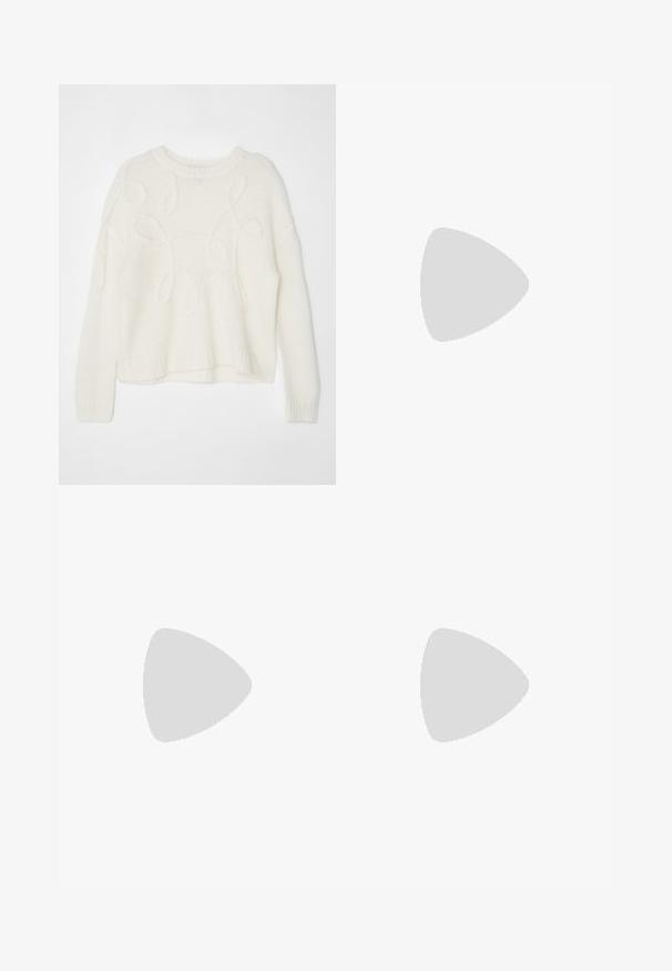 MUNTHE TAHLIS - Maglione - ivory; Pantaloni beige a gamba larga realizzati in tessuto morbido, con fronte piatto e pieghe, zip e passanti per cintura. Vestibilità sartoriale complessiva.; Scarpe con tacco alto a punta in vernice nera, con laccio sul retro e un dettaglio con fibbia argentata sul tallone, caratterizzate da una finitura liscia e lucida.; Borsa a spalla in pelle beige con chiusura a patta, hardware in argento e tracolla removibile. Texture liscia e forma rettangolare semplice.