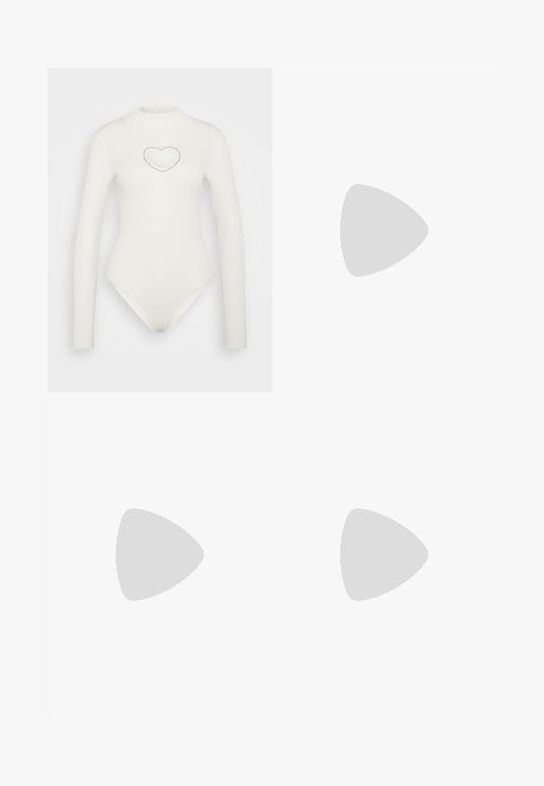 Guess HEART CUT-OUT MIA - Strickpullover - dove white; Schwarz enganliegende Hosen aus glattem Material, mit einem klassischen Bund, Reißverschluss vorne und seitlichen Taschen in einem eleganten, maßgeschneiderten Design.; Anna Field Stiefel - beige; COACH TABBY SHOULDER BAG 26 - Handtasche - dark stone