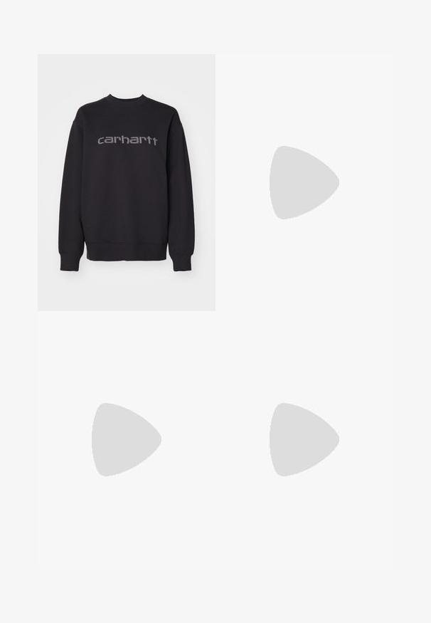 Schwarzer Sweatshirt aus Baumwollmix. Verfügt über einen Rundhalsausschnitt, lange Ärmel und ein metallisches Carhartt-Logo auf der Brust in Blockbuchstaben-Design.; Jeansshorts in hellblau mit einer verwaschenen Optik. Mit Knopfverschluss, fünf Taschen und geradem Bein-Design.; Schwarze Lederhalbschuhe mit runder Zehenpartie, flacher Sohle und einem Riemen mit Schnallen-Detail. Robuster Blockabsatz für zusätzliche Stabilität.; Schwarze Laptoptasche aus Leder mit glatter Textur, rechteckiger Form und zwei langen Griffen. Keine sichtbaren Beschläge oder Verzierungen.