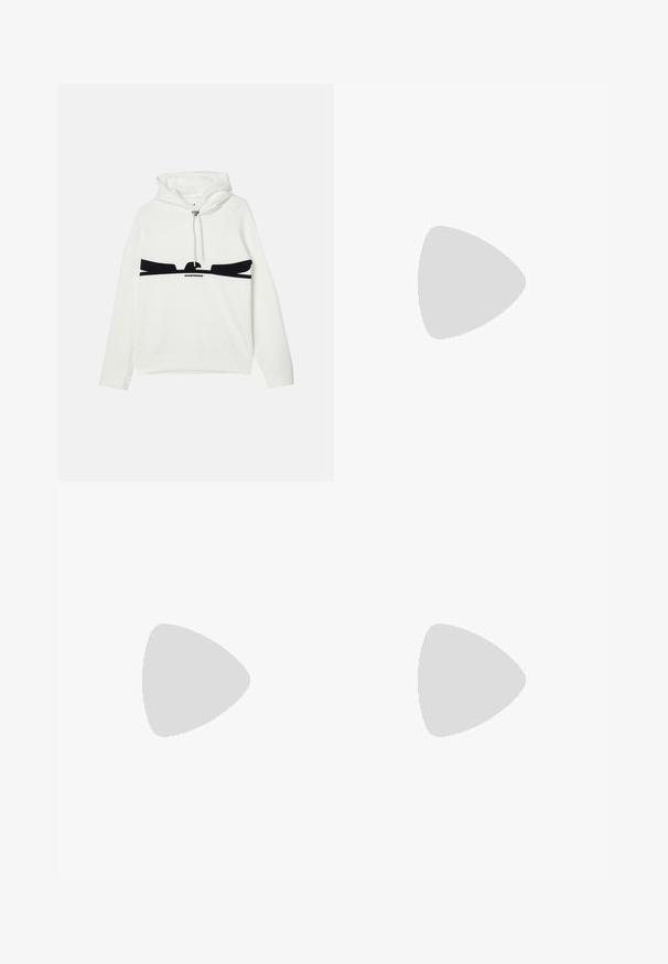 Biela mikina s kapucňou a klokankou, s čiernym grafickým dizajnom na hrudi a kovovým stiahovačom.; Čierne denimové džínsy so štandardným strihom. Obsahujú vyblednuté oblasti, drobné opotrebenie, klasický dizajn s piatimi vreckami a zapínanie na gombík.; Biele kožené tenisky s hladkým povrchom, okrúly špičkový dizajn, ploché šnúrky a textúrovaná podrážka. Obsahujú jemné logo na päte.; Čierne okrúhle slnečné okuliare s tmavými sklami a tenkými kovovými ramenami. Obsahujú priehľadné konce rámov a strieborné akcenty na pántoch. Minimalistický dizajn.