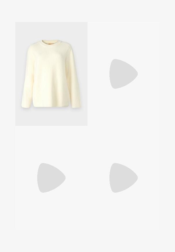 Pull en maille côtelée crème avec un col rond, des manches longues et une coupe décontractée. Texture douce avec des lignes horizontales sur toute la surface.; Pantalons évasés noirs avec une texture lisse, une taille cintrée et des poches avant, conçus avec une silhouette moderne et élégante.; Chaussure slingback en cuir noir avec un bout pointu, un petit talon et un détail de boucle décoratif sur le dessus. Texture lisse, design minimaliste.; Sac en cuir noir porté en travers avec deux poches avant, boucles dorées, fermeture zippée et une sangle fine. Surface texturée et forme rectangulaire compacte.