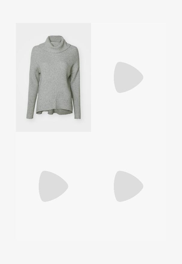 Pull en col montant côtelé gris, à coupe ample, avec des manches longues et un col replié. L'ourlet est légèrement plus long à l'arrière.; Pantalons droits en velours côtelé marron avec passants de ceinture et plis avant sur fond blanc.; Bottines bordeaux brillantes à talon épais noir, avec une texture lisse et un design simple. Aucune fermeture visible ni motifs.; Sac fourre-tout en cuir noir avec une texture lisse, de forme rectangulaire et deux longues poignées. Pas de matériel ou d'ornementations visibles.