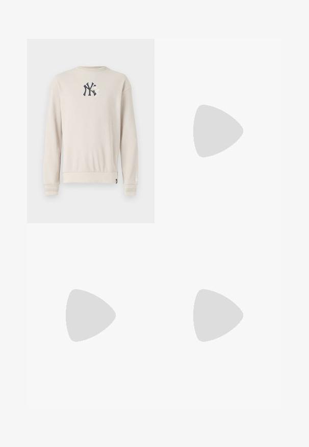 Bež pulover z rebrastim vzorcem, ki ima mornarsko modro logo na prsih, okroglo ovratnico in manšete. Gladka textura s sproščenim krojem.; Modre denim hlače z ravnim krojem, petimi žepi in zadrgo. Imajo vidno šivanje in zblajšano teksturo.; Bela usnjena športna obutev s perforacijami, okroglo konico, ravnim podplatom in debelimi vezalkami, z vidnim logotipom smoosh in napisom "AIR" na peti.; Črn tkaninski sling nahrbtnik z gladko teksturo, ki ima obliko lokov, z zip zapiranjem in belim logotipom na sprednji strani.