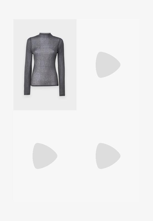 Langermet topp med høy krage i mørk grå farge. Laget av et mykt, elastisk stoff med ribbestruktur og tettsittende design. Ingen synlige detaljer eller aksenter.; Svarte paljettblyantskjørt med en tett passform og glitrende overflate som har en gradvis fargeovergang fra sølv øverst til svart nederst.; Svart høye hælsandaler har tynne stropper med en knyttet design, en glatt firkantet tå og en elegant stiletto-hæl.; Lys grå metallisk håndveske med kjedehank, dekorert med små sirkulære metalliske nagler og en triangel merkevarelogo.