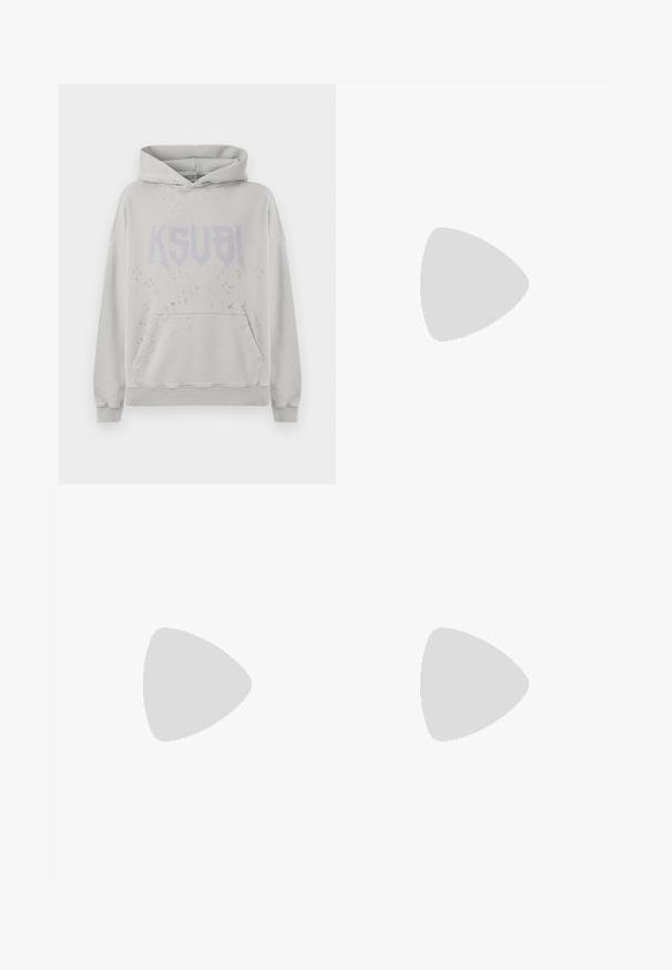 Hoodie gris clair avec une poche avant, arborant un grand logo "KSUBI" violet et des détails usés. Fabriqué en tissu doux avec une coupe décontractée.; Chemise blanche à boutons avec un col classique, des manches longues et un ourlet arrondi ; présente un petit logo orange en bas à gauche.; Jeans en denim déchiré de couleur vert clair, avec une coupe droite, un design à cinq poches et un délavage inégal agrémenté de taches de peinture.; Bottine en daim beige avec un col rembourré noir, œillets en métal doré, détails de surpiqûres blanches et semelle en caoutchouc robuste avec des crampons prononcés.
