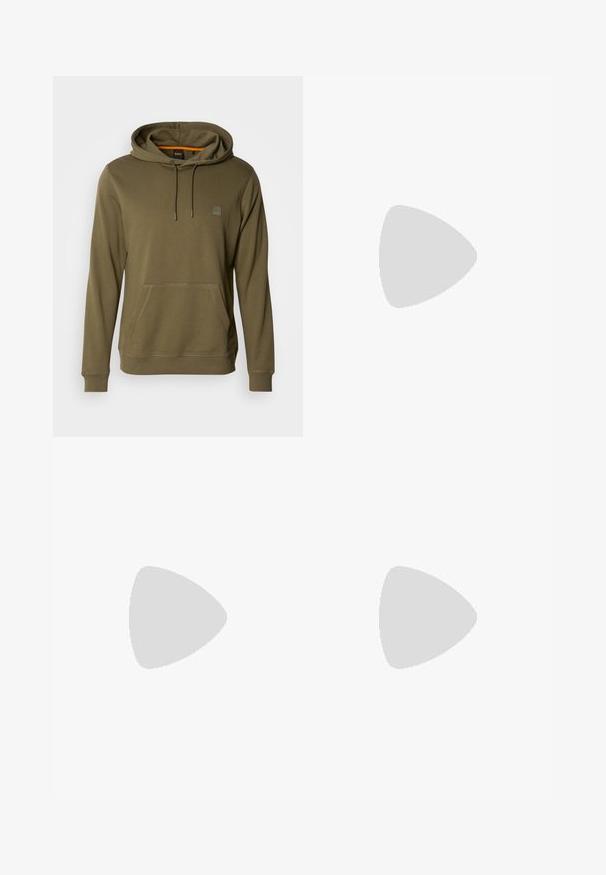 Olivno zelen sweatshirt iz mehkega materiala, z sprednjo žepno, nastavljivo kapuco z vrvico in diskretno oznako na prsih.; Kratek T-shirt v krem barvi s kratkimi rokavi in visokim ovratnikom, na sprednjem delu vratu in notranji etiketi pa je natisnjen napis "BOSS" v črni barvi.; Črne slim-fit kavbojke z vsemi petimi žepi, zapiranjem na gumb in zankami za pas, prikazane na beli podlagi.; Kremni teniski čevlji z gladko teksturo, ki imajo črne poudarke in blagovno znamko. Klasična zasnova z vezalkami, okrogla konica in gumijast podplat.