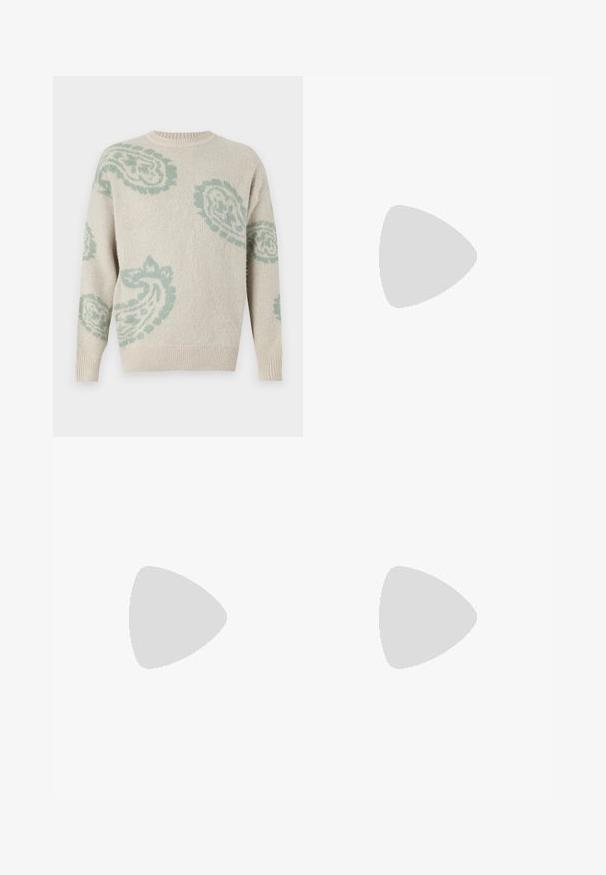 Only & Sons ONSRONNIE CREW - Pulóver - moonstruck; Fehér pamut póló rövid ujjal, kerek nyakú, laza szabású, és nincsenek látható logók vagy minták. Simább textúra és minimalista dizájn.; Fekete jogger nadrág puha anyagból, hajlékony derékkal és zsinórral, bordás mandzsettákkal és kis logóval a bal combon.; Fehér bőr sportcipők perforációval, kerek orral, lapos talppal és vastag fűzőkkel, látható swoosh logóval és "AIR" felirattal a sarokrészen.