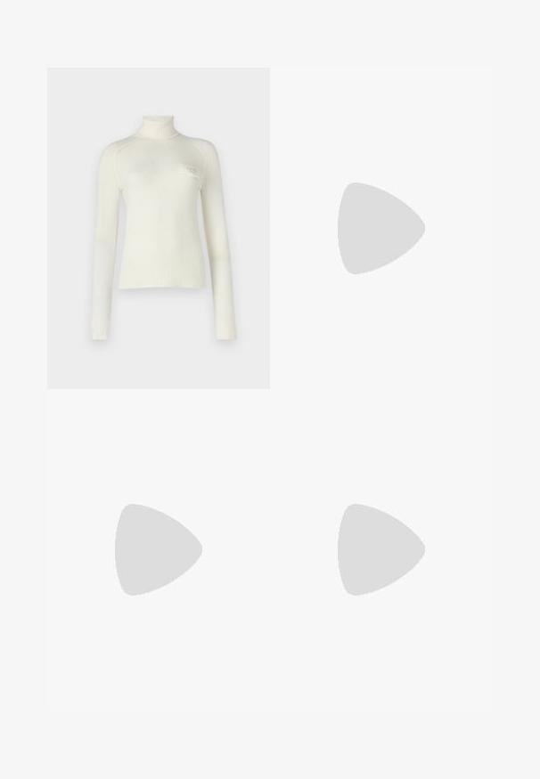 Maglione dolcevita in morbido tessuto bianco, con maniche lunghe, polsini a costine e un logo discreto sul petto. Tessuto liscio, vestibilità casual.; Pantaloni in pelle nera con una texture liscia, caratterizzati da un fit dritto, due tasche frontali e dettagli delle cuciture in evidenza.; Mocassini in pelle nera con tacco piatto, dotati di un dettaglio decorativo in metallo dorato nella parte anteriore e una superficie liscia.; Borsa a tracolla in pelle nera con due manici lunghi, una texture liscia e una forma strutturata. Presenta una tasca frontale per ulteriore spazio di archiviazione.