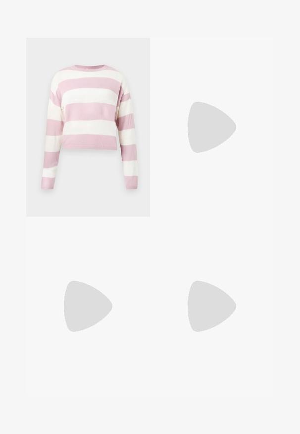 Világos rózsaszín és fehér csíkos, rövidített pulóver, kötött textúrával, kerek nyakkal, hosszú ujjakkal, egyenlő szélességű vízszintes csíkokkal.; Fekete, magas derekú farmernadrág gomb- és cipzárzárral, elülső zsebekkel és harangszárral, laposan egy fehér háttérre terítve.; Fekete bőr platform cipők vaskos blokk sarkakkal, kerek orral és hagyományos fűzős kialakítással. Simára csiszolt felület és minimális részletezés jellemzi.; Fekete bőrtáska sima felszínnel, téglalap alakú, két hosszú füllel. Nincs látható fémkiegészítő vagy díszítés.