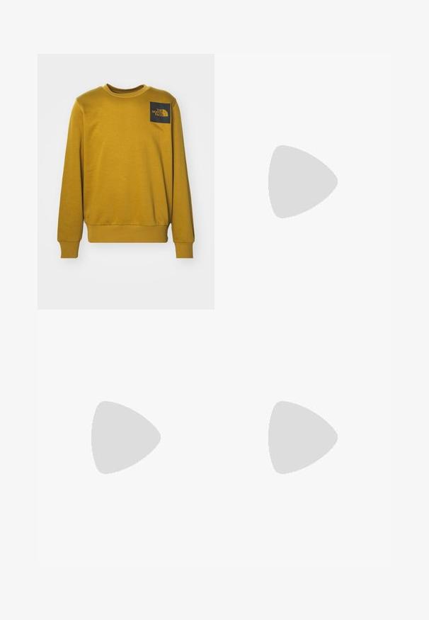 The North Face M FINE CREW - Mikina - khaki; Černé bavlněné tričko s krátkým rukávem, kulatým výstřihem a bílým čtvercovým logem na hrudi, které obsahuje text "The North Face" a zakřivený design.; Svetle modré džínové kraťasy s uvolněným střihem, které mají pět kapes, poutka na opasek a vybledlou texturu. Lem je ohrnutý a prošitý.; Černé tenisky z semišového a koženého materiálu, s modrým logem a hnědou gumovou podrážkou. Spárováno se šedými ponožkami a manšestrovými kalhotami.