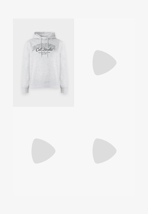 Sudadera de algodón gris con capucha ajustable, puños acanalados y un gráfico frontal con el texto "JACK & JONES" y "Col. Studio".; Camiseta blanca de algodón con mangas cortas, cuello redondo, corte relajado y sin logotipos ni patrones visibles. Textura suave y diseño minimalista.; Jeans de cintura alta y corte holgado en denim negro desgastado. Con cinco bolsillos, pasadores para el cinturón y un diseño de pierna recta y limpia.; Zapatilla gris y blanca con parte superior de ante y cuero, puntera redondeada, cordones planos y suela de goma con un acento de goma.