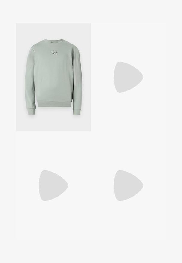 Jasnozielony sweter z miękkiej bawełny, z okrągłym dekoltem, długimi rękawami i małym czarnym logo EA7 z przodu.; Czarna koszulka z bawełny, z okrągłym dekoltem i krótkimi rękawami. Haftowane logo "EA7 EMPORIO ARMANI" na przodzie w kolorze białym.; Czarne spodnie sportowe z gładkiego materiału, z elastycznym pasem i mankietami oraz kontrastowym logo nadrukowanym z boku.; Białe sneakersy z gładką skórzaną cholewką i niskim profilem. Posiadają okrągły nos, sześć dziurek na sznurówki oraz teksturowaną gumową podeszwę.