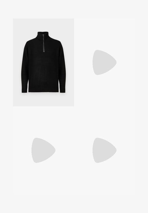 Svart strikket genser med høy krage, med halv glidelåslukking. Ribbestrikkede mansjetter og kant, jevn tekstur, minimalistisk design.; Svart kortermet polo skjorte med et teksturert, abstrakt mønster. Kragen er flat og litt åpen, noe som gir et mer avslappet design.; Lys blå denimshorts med klassisk snitt. Har fem lommer, oransje sømdetaljer og ukontrollerte kanter.; Sorte lær loafers med en glat overflade, rund tå og dekorativ syning på forfoden. Lav stablet hæl og let glans.