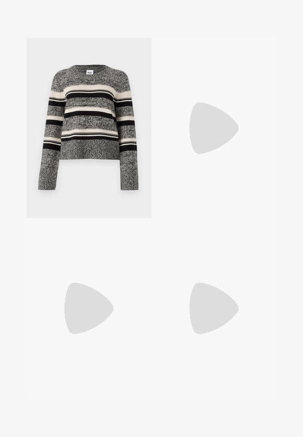 Maglione lavorato a maglia in nero, bianco e grigio, con strisce orizzontali e scollatura a girocollo. Tessuto testurizzato con polsini e orlo a coste.; Top bianco senza maniche con sottili spalline, realizzato in tessuto di cotone a coste, con scollatura dritta e orlo rifinito.; Pantaloni neri a gamba larga con vita alta, dotati di pieghe frontali, una texture liscia e un design minimalista.; Mule in pelle nera con punta affilata e tacco basso a blocco. Texture liscia con un design elegante. Retro aperto con dettagli minimi.; Occhiali da sole verdi con finitura lucida, montatura rettangolare e lenti verde scuro. Presentano un logo sottile sul lato della tempia.