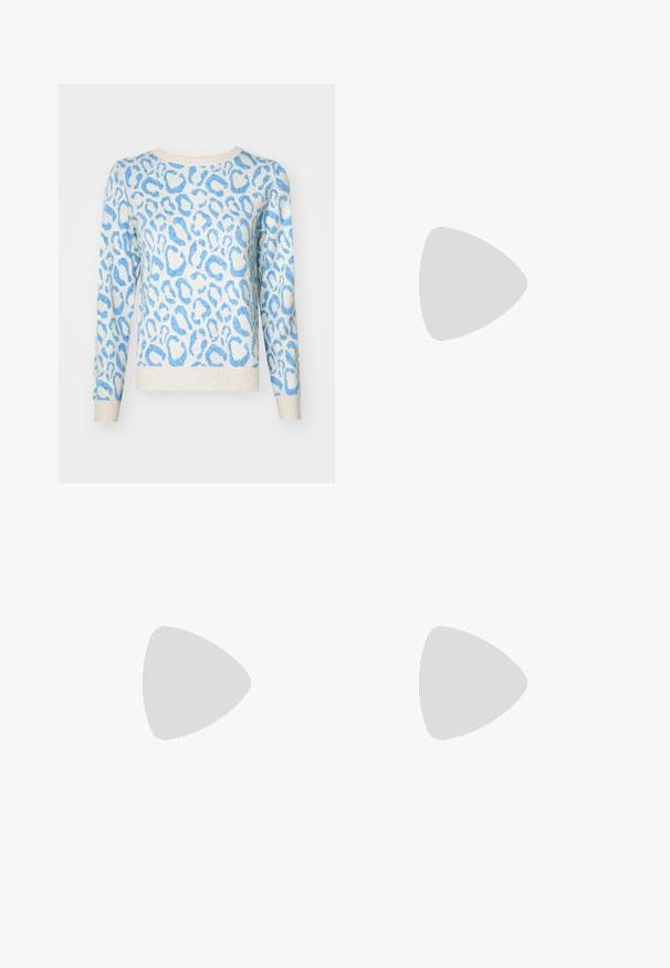 Sweater com padrão de leopardo em azul claro e creme, feito de um tecido de malha suave. Apresenta um decote redondo e mangas longas.; Calças pretas ajustadas com um design de perna reta, apresentando fecho de botão e passantes para cinto, feitas de tecido suave.; Saia maxi de linho preta com uma fenda alta, usada com uma t-shirt preta e botas cano curto pretas. Design minimalista com um corte descontraído.; Bolsa de padrão azul feita de tecido, com um formato curvo, alça de couro preto e design de logotipo em uma tonalidade mais clara.