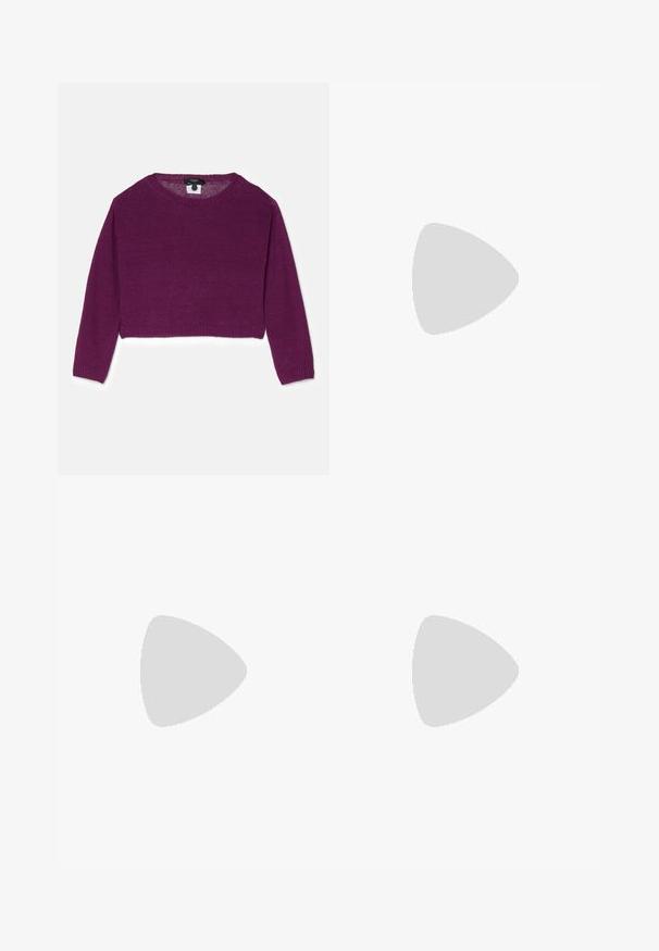 WEEKEND MaxMara - Sweter; Biała, żeberkowana koszulka z krótkim rękawem i okrągłym dekoltem. Materiał wydaje się gładki, z dopasowanym krojem. Widoczna metka z logo przy kołnierzyku.; Czarne spodnie typu wide-leg wykonane z gładkiego materiału, z wysokim stanem, plisami z przodu i czystym, dopasowanym krojem bez ozdób.; Stuart Weitzman STUART - Czółenka