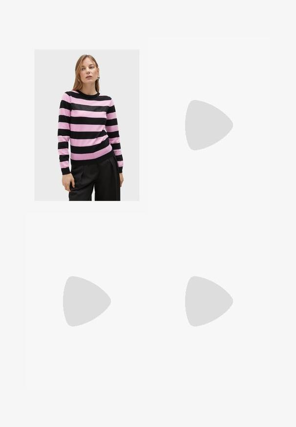 Maglione a righe in nero e rosa, con una texture a griglia, scollo rotondo e pannello orizzontale testurizzato sul petto.; Jeans in denim azzurro chiaro con taglio a gamba larga, dettagli strappati, design a cinque tasche e chiusura con zip.; Stivali neri al ginocchio in pelle liscia, con punta appuntita, tacco a blocco e un'apertura a forma di V nella parte superiore.; Occhiali da sole tartarugati marroni con forma vintage a occhio di gatto e lenti marroni. Presentano bracci curvi con accenti rossi.