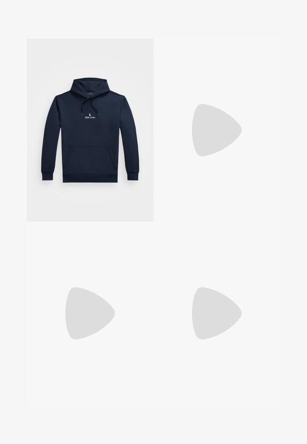 Felpa blu navale con tasca frontale, cappuccio regolabile con cordino e piccolo logo bianco di Ralph Lauren centrato sul petto.; T-shirt bianco in cotone con maniche corte, caratterizzato da un logo nero "BOSS" centrato sul petto e un design con scollo rotondo.; Pantaloni in cotone beige con taglio dritto, dotati di chiusura a bottone e pence sul davanti per un tocco di dettaglio in più.; Sneaker atletica bianca e beige chiaro, con tomaia in mesh, dettagli perforati e una suola intermedia texturizzata con marchio sul tallone.