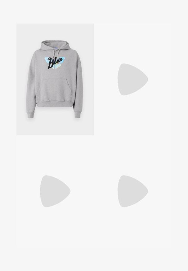 Grijze hoodie met een voorzak in kangoeroe-stijl, een trekkoordkap en een vlindergrafiek met het woord "Blauw" in het zwart.; Zwarte T-shirt met korte mouwen, gemaakt van katoen, met een ronde halslijn en een ontspannen pasvorm. Gladde textuur met minimale stikdetails.; Zwarte wijde broek van zachte stof met een trekkoord in de taille, zijzakken en een driehoekige accentzak. Inclusief zilveren hardwaredetails.; Zwarte hardloopschoen met een mix van mesh en synthetische materialen, een stevige zool, gebogen ontwerp en prominente branding op de zijkant.; Hoekige, grijsgetinte zonnebril met zilveren accenten, tegen een lichte achtergrond. De lenzen hebben een unieke geometrische vorm.