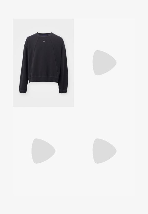 Sudadera negra con escote redondo, mangas raglán y puños de canalé. Presenta un dobladillo cosido y un pequeño logo en la parte delantera.; Pantalones de campana negros hechos de una mezcla de algodón, con cierre de botón, trabillas para el cinturón y una textura suave sin patrones visibles.; Zapatilla baja que combina cuero blanco y ante gris. Suela de goma con un sencillo cierre de cordones en la parte delantera y cuello acolchado.; Bolso de mano de cuero negro con un acabado texturizado, forma rectangular y una correa desmontable. Presenta un cierre con solapa y un branding sutil.