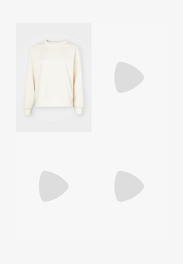 Cremefarvet sweatshirt lavet af blødt stof, med lange ærmer, rund halsudskæring og ribbede kanter og manchetter. Glat tekstur, minimalistisk design.; Sort lædernederdel med en tætsiddende pasform. Glat tekstur, sømme der fremhæver formen, og en lige kant. Minimalistisk og strømlinet udseende.; Sorte ankelstøvler med spids tå, lavet af glat læder. Har en blokhæl og en tætsiddende skaft, med synlige sømdetaljer.; Sølvøreringe med et minimalistisk design. Cirkulær form, glat tekstur og tynd profil. Letvægtige med en poleret overflade.